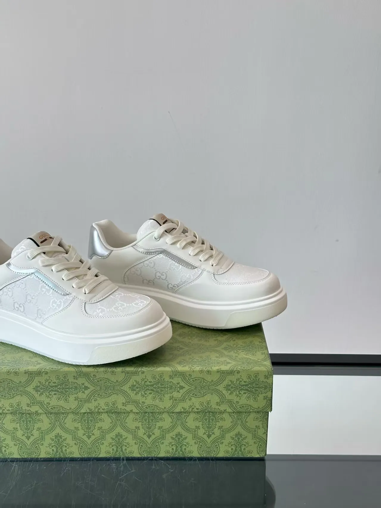 Factory price: 480💰New men's shoes GUCCI [Lightning] latest shoes shipped. Original quality, fashionable, special materials, sheepskin lining, new packaging. The foot feels super comfortable and the workmanship is impeccable. Size: 38-44, customized 45